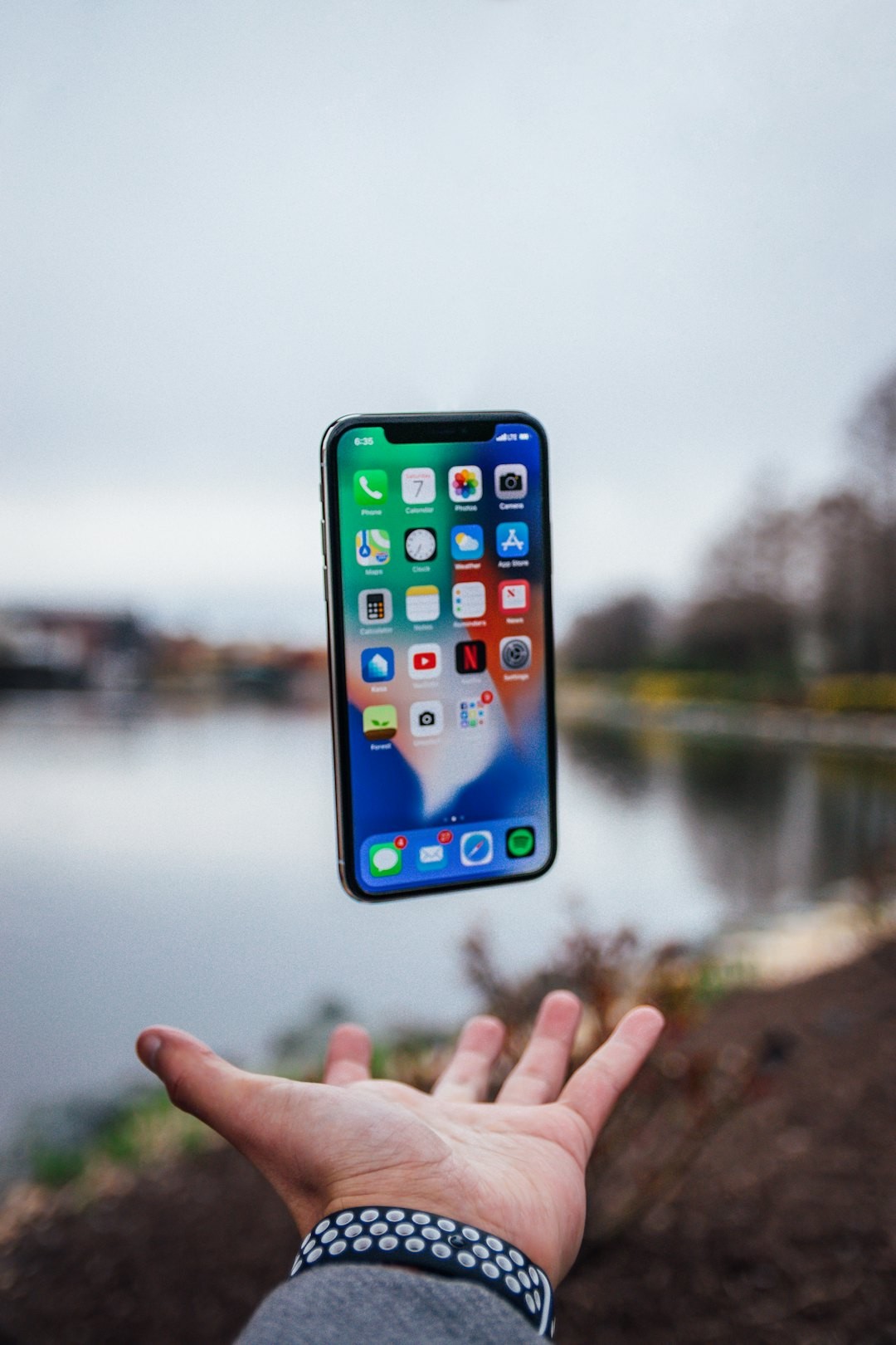 Pengguna membaca konten Bandar dari smartphone
