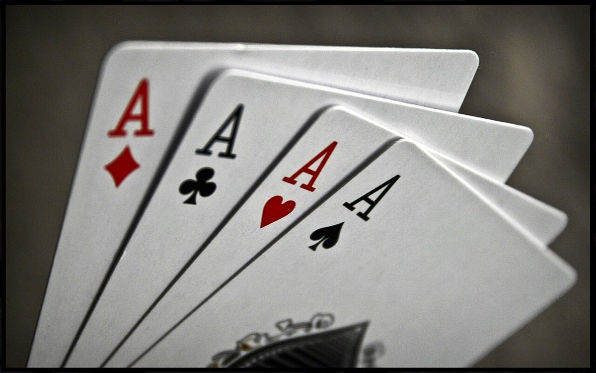 Kartu as terbuka di atas meja poker