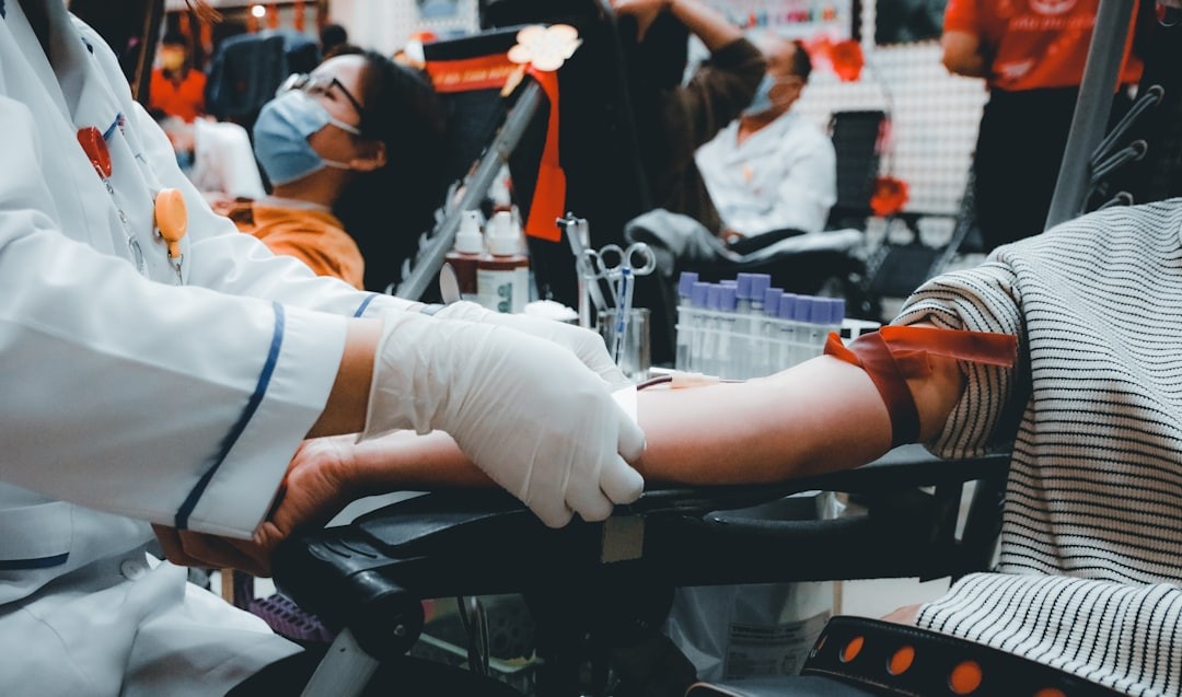 Kaki bersantai di tepi kolam renang dengan suasana tenang di sore hari