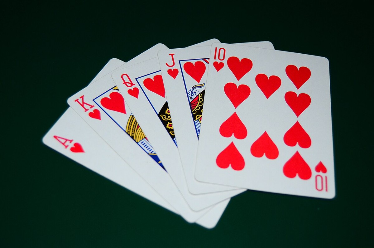 Kartu poker tersusun membentuk royal flush di atas meja felt