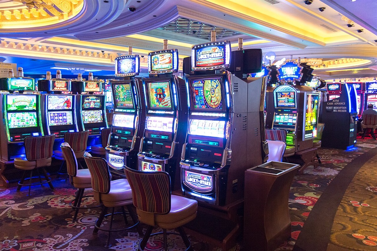 Barisan mesin slot modern di lantai kasino