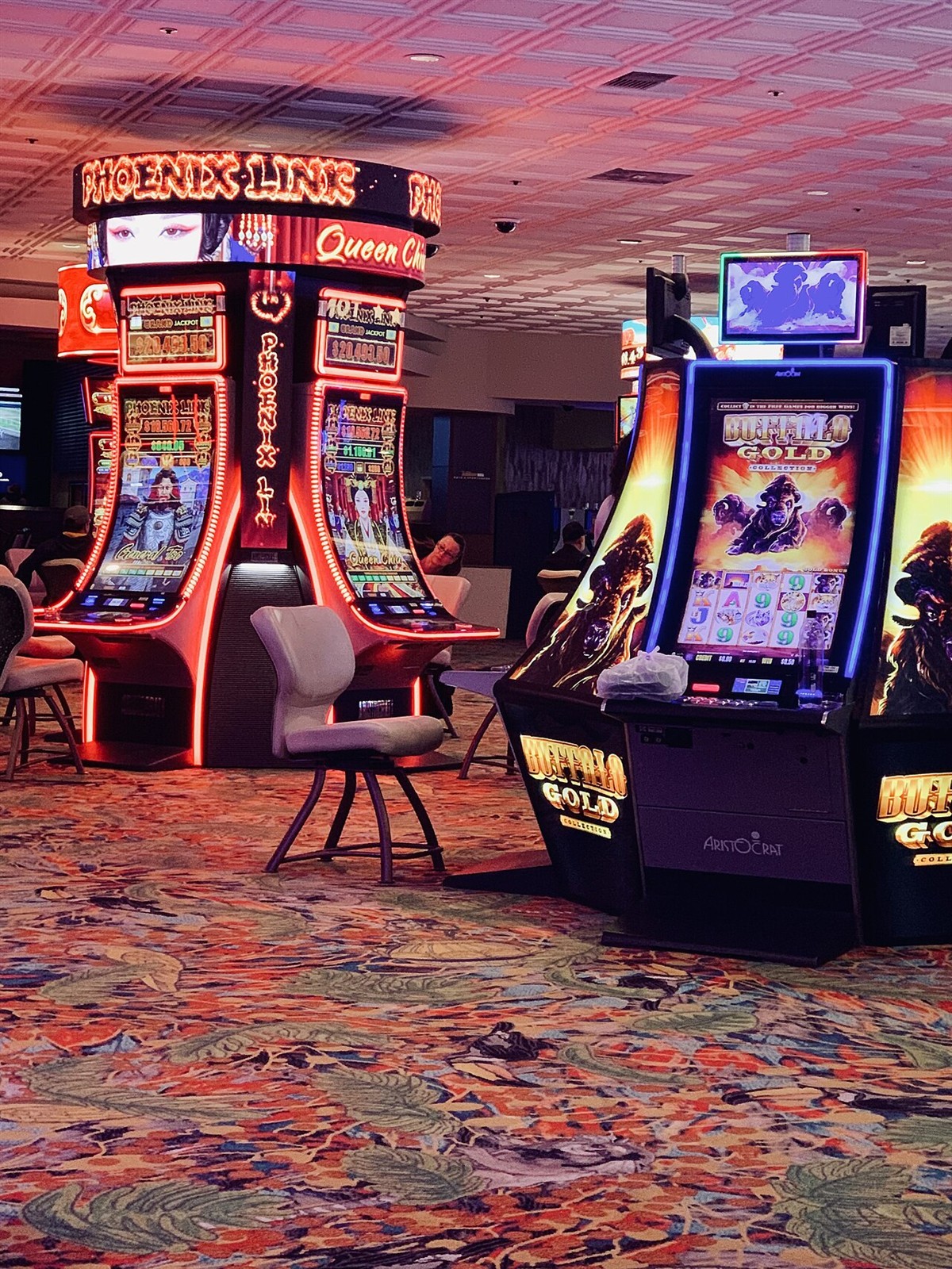 Layar mesin slot bertema karnaval dengan lampu warna-warni